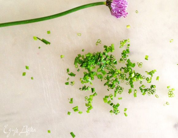 Шнитт-лук мелко нарезаем, съедобные нежно-фиолетовые соцветия отделяем.