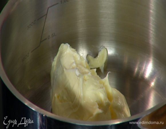 В небольшой кастрюле растопить 100 г сливочного масла.