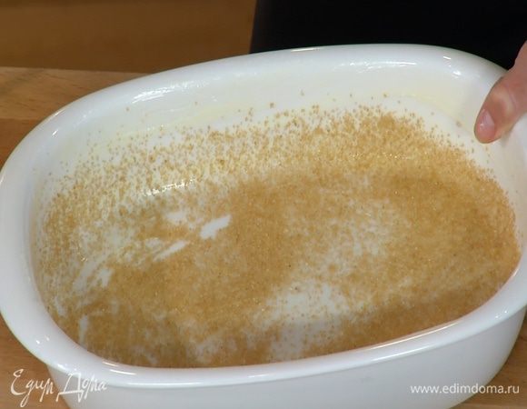 Жаропрочную керамическую форму для выпечки смазать оставшимся сливочным маслом, дно и бортики присыпать сахаром.