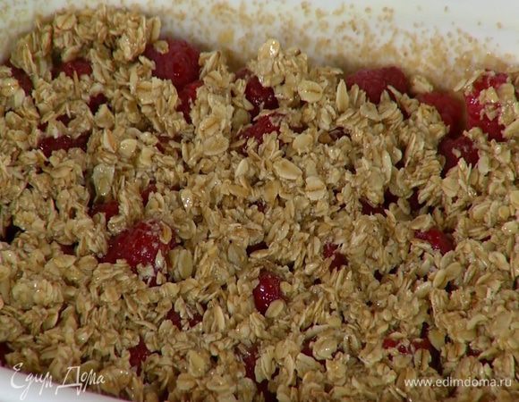 На дно формы выложить малину (немного ягод оставить), полить виски и оставшимся медом и присыпать овсяными хлопьями с маслом.