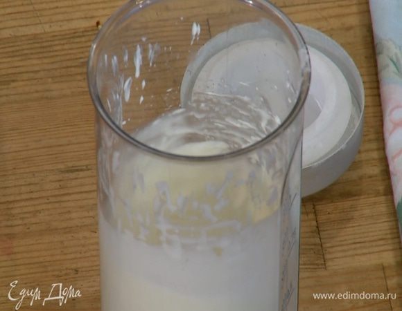 Сливки взбить с сахарной пудрой в пышную массу.