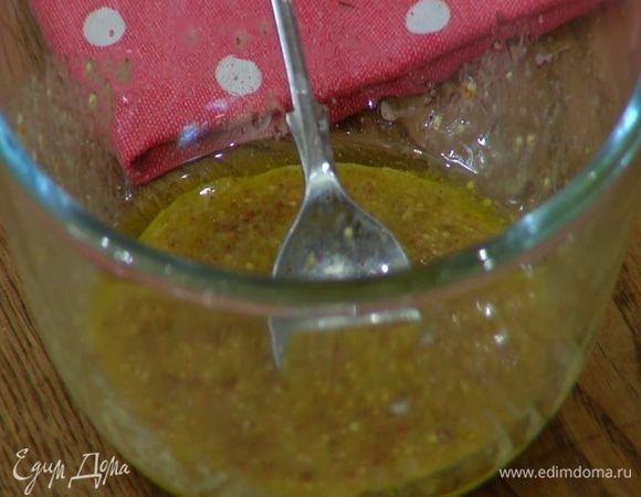 Приготовить заправку: горчицу соединить с 3–4 ст. ложками оливкового масла, 2 ст. ложками лимонного сока, посолить, поперчить и перемешать.