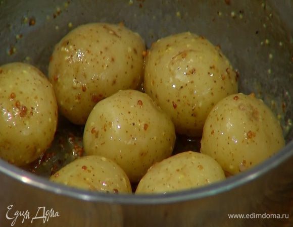 Половину заправки вылить в горячий картофель, все перемешать.