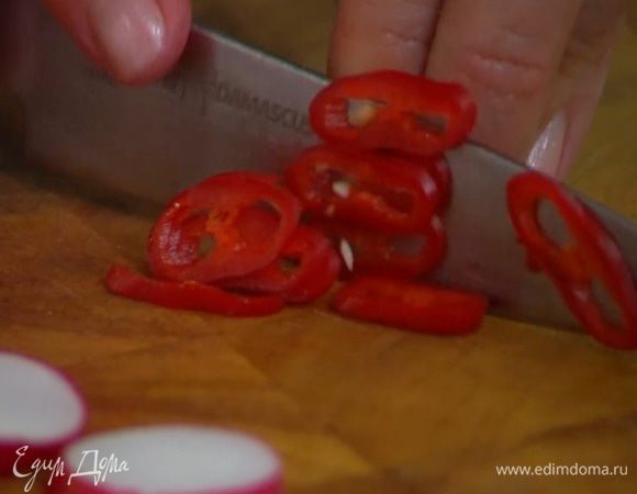 Перец чили вместе с семенами порезать тонкими кольцами.