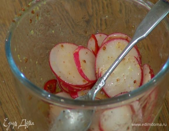Нарезанные редис и чили перемешать с оставшейся заправкой.