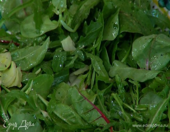 На большое блюдо выложить салатные листья, сбрызнуть оливковым маслом, полить оставшимся лимонным соком, посолить, поперчить и перемешать.