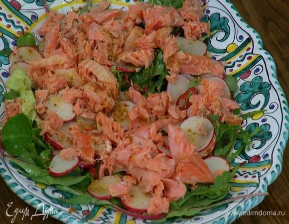 На салат выложить редиску и перец чили без заправки, разложить кусочки кижуча и полить оставшейся заправкой.