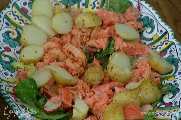 Картофель разрезать пополам или на 4 части и выложить сверху на салат.