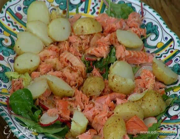 Картофель разрезать пополам или на 4 части и выложить сверху на салат.