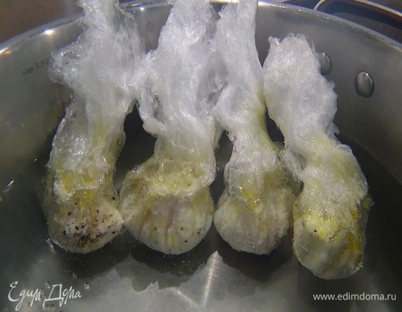 В большой кастрюле вскипятить воду, опустить все яйца в пленке и варить на медленном огне около 4 минут.