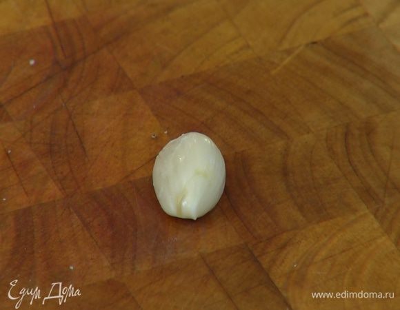 Чеснок почистить и мелко порубить.