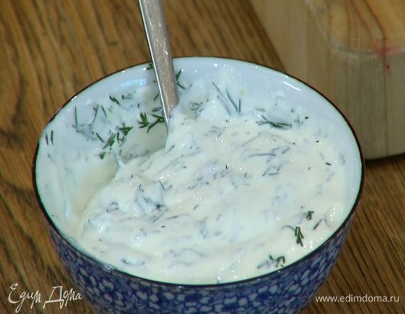 Несколько веточек укропа отложить, остальной укроп мелко порезать, добавить в йогурт и перемешать.