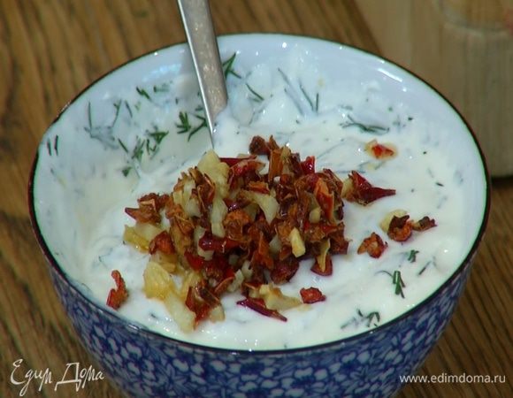 Обжаренный с паприкой чеснок вынуть из масла и добавить в йогуртовый соус.