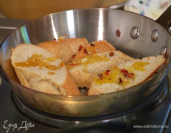 Разогреть отдельную сковороду и подсушить на ней ломтики хлеба с одной стороны, затем полить сверху маслом, в котором жарился чеснок.