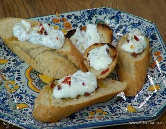 Выложить хлеб на тарелку обжаренной стороной вниз и смазать йогуртовым соусом.