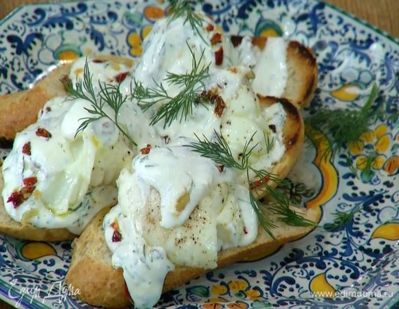 Готовые яйца пашот освободить от пленки, выложить на гренки, смазать все йогуртовым соусом и украсить оставшимся укропом.
