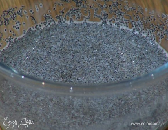 Мак залить холодным молоком и дать постоять 15 минут.