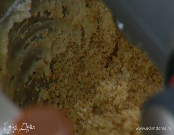 Приготовить тесто: в чаше комбайна соединить 200 г предварительно размягченного сливочного масла с сахаром и взбить. Не прекращая взбивать, по одному ввести два яйца, затем добавить сметану и ввести еще два яйца.