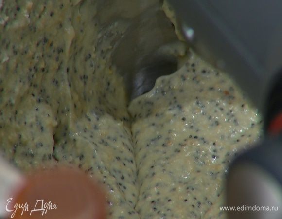 Не выключая комбайна, добавить половину муки, ввести оставшиеся два яйца, добавить разрыхлитель, соль, ванильный экстракт, измельченные орехи и мак с молоком, затем всыпать оставшуюся муку и перемешивать еще некоторое время, чтобы получилось однородное тесто.