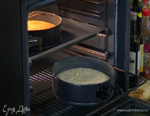 Выпекать коржи в разогретой духовке 30 минут, затем понизить температуру до 180–190°С и поменять формы в духовке местами.