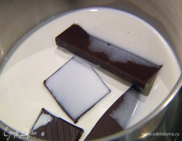 Шоколад поломать небольшими кусочками, поместить в кастрюлю, влить 100 мл сливок и прогревать, пока шоколад полностью не растворится.