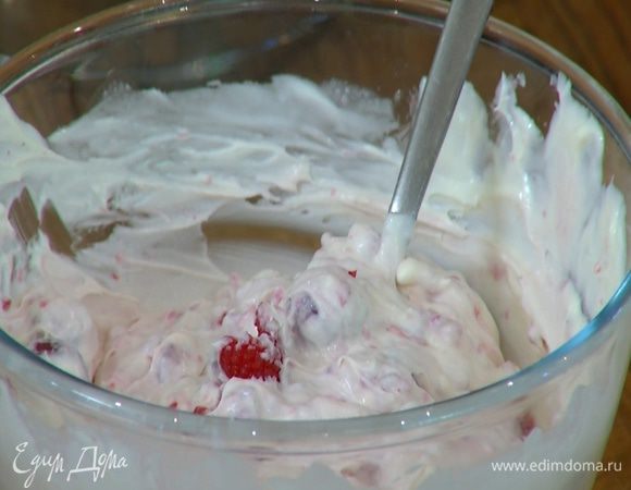 Приготовить крем: сливочный сыр соединить с сахарной пудрой, влить 250 мл сливок и перемешать, так чтобы не осталось комочков, затем добавить 300–400 г малины и еще раз все перемешать.