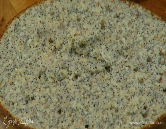 Готовые коржи слегка остудить, затем вынуть из форм и разрезать вдоль пополам.