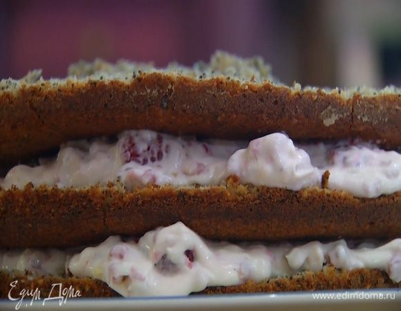 Когда коржи полностью остынут, уложить их один на другой, промазывая каждый кремом, последним положить самый ровный корж — смазывать его сверху кремом не нужно.