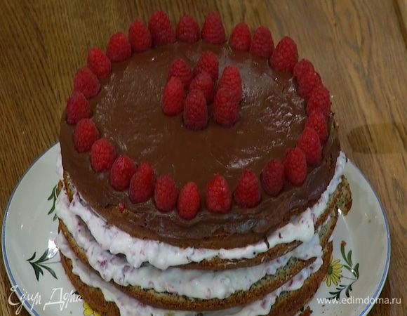 Полить верхний корж растопленным шоколадом, равномерно распределить его и украсить сверху малиной.