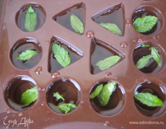 Вино нагреть, не кипятить! Всыпать желатин, когда желатин распустится, разлить по силиконовым формочкам, в каждую положить листик мяты (или петрушки).