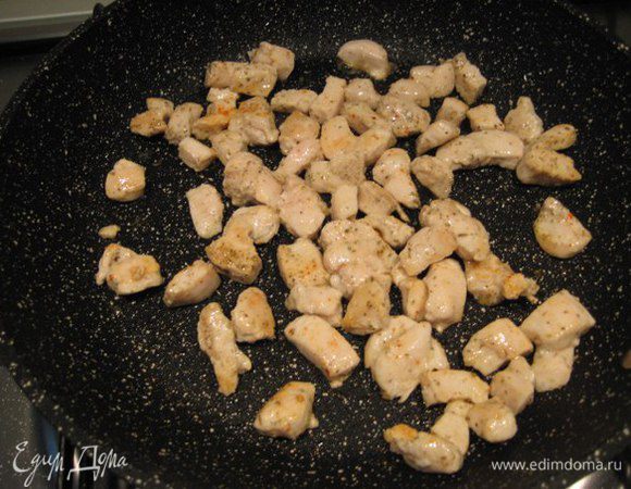 Куриное филе нарезать кубиками, удобнее делать, когда филе слегка подморожено, посыпать прованскими травами, обжарить на 0, 5 ст.л оливкового масла, посолить, переложить в тарелку.