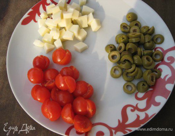 Сыр нарезать кубиками, помидоры черри пополам, оливки - колечками.
Заправка: смешать оливковое масло с бальзамическим уксусом.