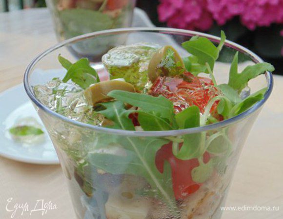 Собрать салат: в бокалы выложить салатные листья (у меня рукола), курицу, оливки, сыр и помидоры, сверху полить заправкой, украсить кусочками винного желе. 
Приятного аппетита!