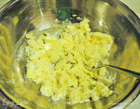 Размягченное сливочное масло смешиваем с сахарной пудрой. Добавляем в полученную смесь яйцо и тщательно размешиваем.