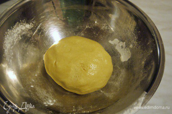 В масляно-яичную смесь всыпаем муку и замешиваем тесто. Заворачиваем в пленку и убираем в холодильник на 1 час.