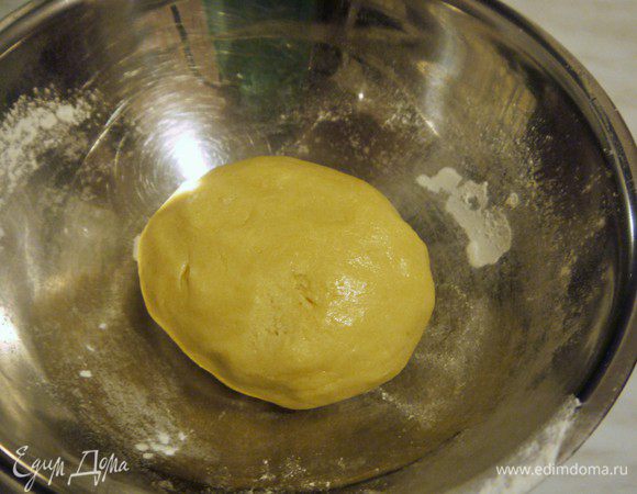 В масляно-яичную смесь всыпаем муку и замешиваем тесто. Заворачиваем в пленку и убираем в холодильник на 1 час.