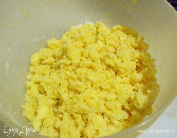 Для посыпки смешиваем муку с сахарным песком и холодным сливочным маслом. Перетираем руками в крошку.