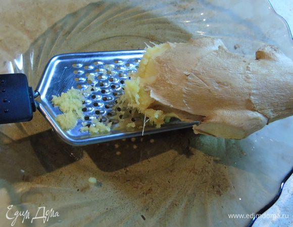 Имбирь натереть на мелкой терке (2 см).
