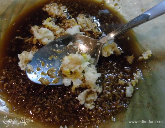 Добавить два вида соуса и чеснок пропущенный через пресс.