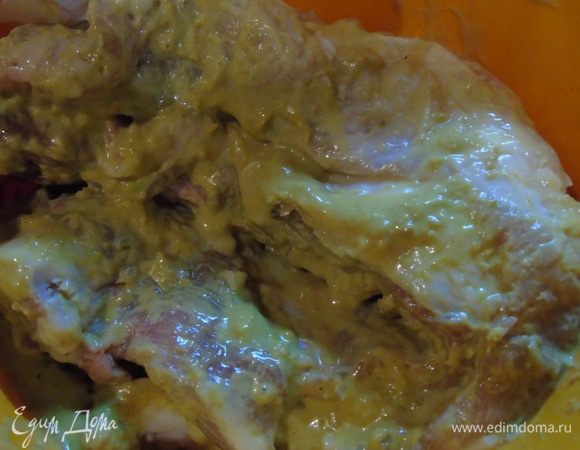 Мясо поперчить, чуть присолить (не забывайте, что маринад тоже соленый) и хорошо намазать маринадом. Отправить мариноваться в холодильник на 7-8 часов (я отправила на ночь).