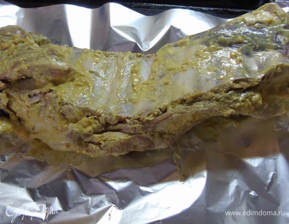 Выложить на фольгу и плотно завернуть в несколько слоев. 