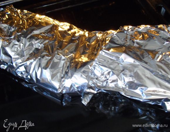 Отправить в разогретую до 180С- 200С духовку на 1,5 часа, либо же вот так в фольге обжаривать на мангале не менее часа, периодически переворачивая.