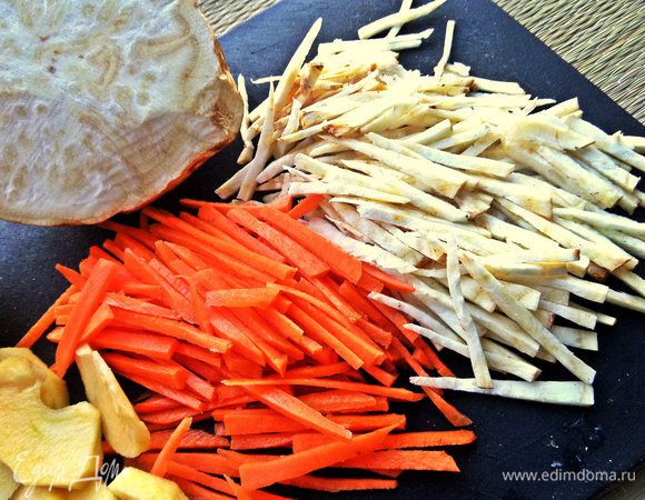 Моем, чистим корнеплоды. Нарезаем морковь и сельдерей соломкой, можно при помощи спец. тёрки.