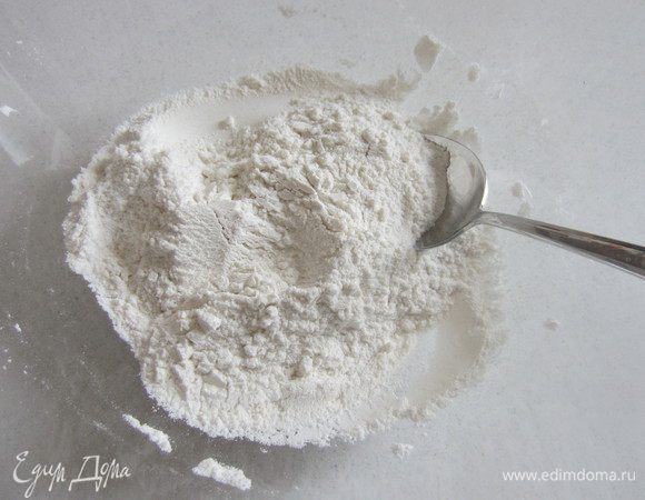 Смешиваем 2 вида муки, крахмал.