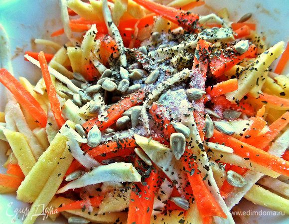 Бросить горсть обжаренных заранее семечек, припорошить базиликом.