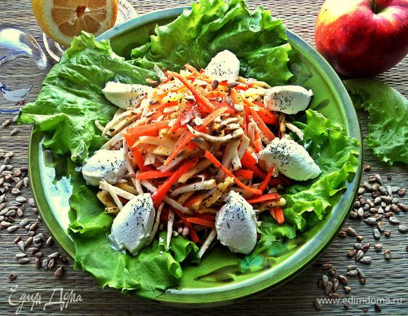 Выкладываем салат на салатные листья горкой и по краю выкладываем при помощи двух чайных ложек плотный йогурт.