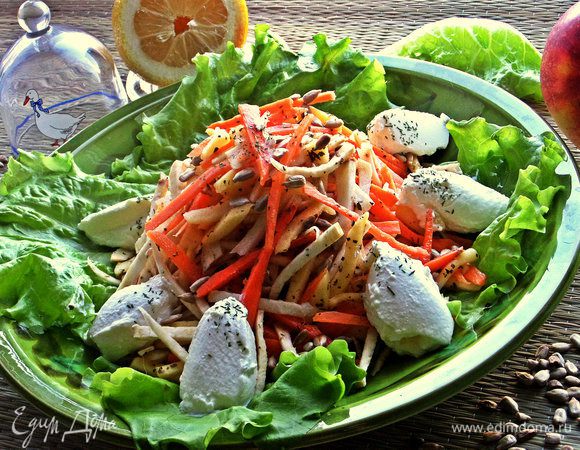 Присыпаем слегка сушёным или свежим укропом, опять же семечками и подаём. При подаче можно перемешать.