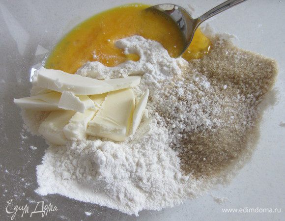 Добавляем сахар, соль, разрыхлитель, яйцо и масло, руками формируем шарик.