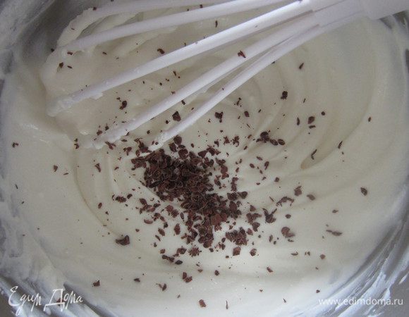 Добавляем рикотту, сахарную пудру и шоколадную крошку, аккуратно перемешиваем.