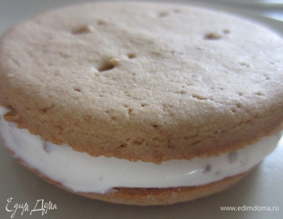 Затем начиняем печенье мороженым и оставляем в морозилке еще 20 минут.